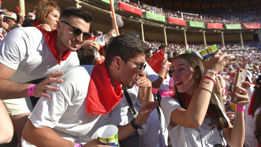 Por qué los jóvenes mantienen viva en Pamplona la llama de los toros: "Es una salvajada pero es la esencia de los Sanfermines"