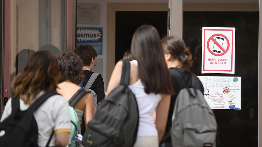 Catalunya confirma la prohibición de los móviles en todas las etapas educativas y retira las pantallas de Infantil