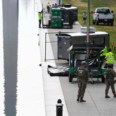 Miembros de la Guardia Nacional observan cómo los empleados del Servicio de Parques Nacionales continúan trabajando en el estanque reflectante del Monumento a Lincoln, en el National Mall, el 25 de junio de 2026 en Washington, DC.