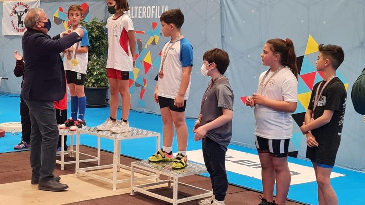 Noa Pérez en lo alto del podio del Campeonato de España en Edad Escolar de halterofilia.