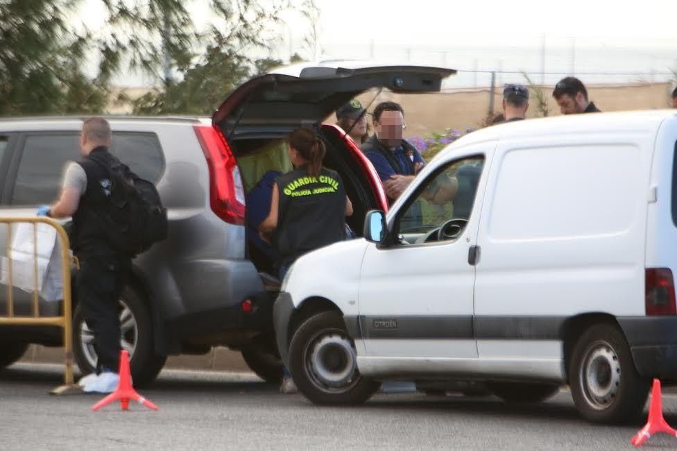 La Guardia Civil trabaja en la zona del hallazgo. (ALEJANDRO RAMOS)