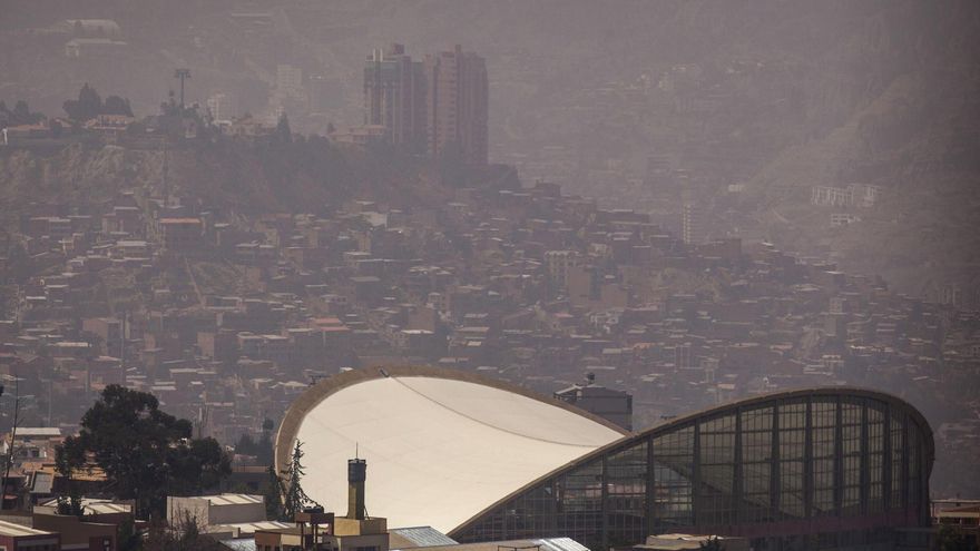 Qué es la "lluvia negra", la cortina de humo que llega al AMBA por los incendios forestales en Bolivia, Paraguay y el Amazonas