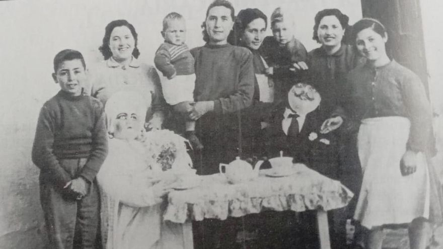 Única foto que se conserva de la década de los 50'. Su autora, Rosario Ruiz, junto a dos de sus hijos, familiares y vecinos. Colaboró en la recuperación de los Miércoles.