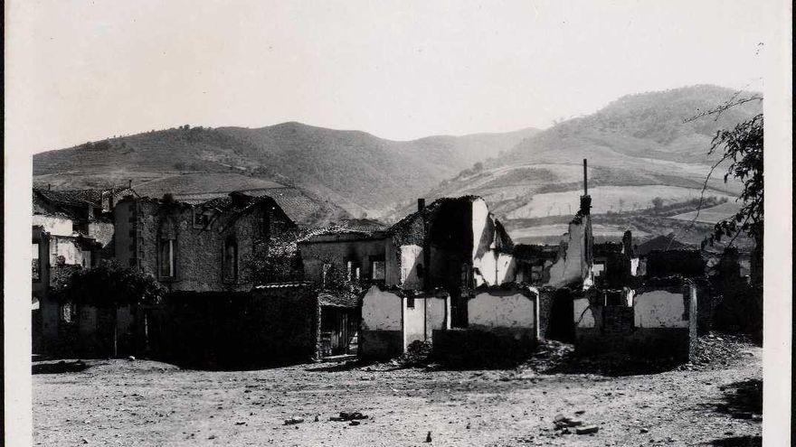 Vista parcial de la población con sus edificios incendiados".
