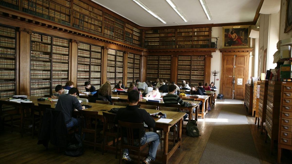 La biblioteca cuenta con 100.000 volúmenes impresos, unos 900 manuscritos antiguos y 300 incunables, que se alojan entre sus estanterías que se extienden a lo largo de nueve kilómetros lineales
