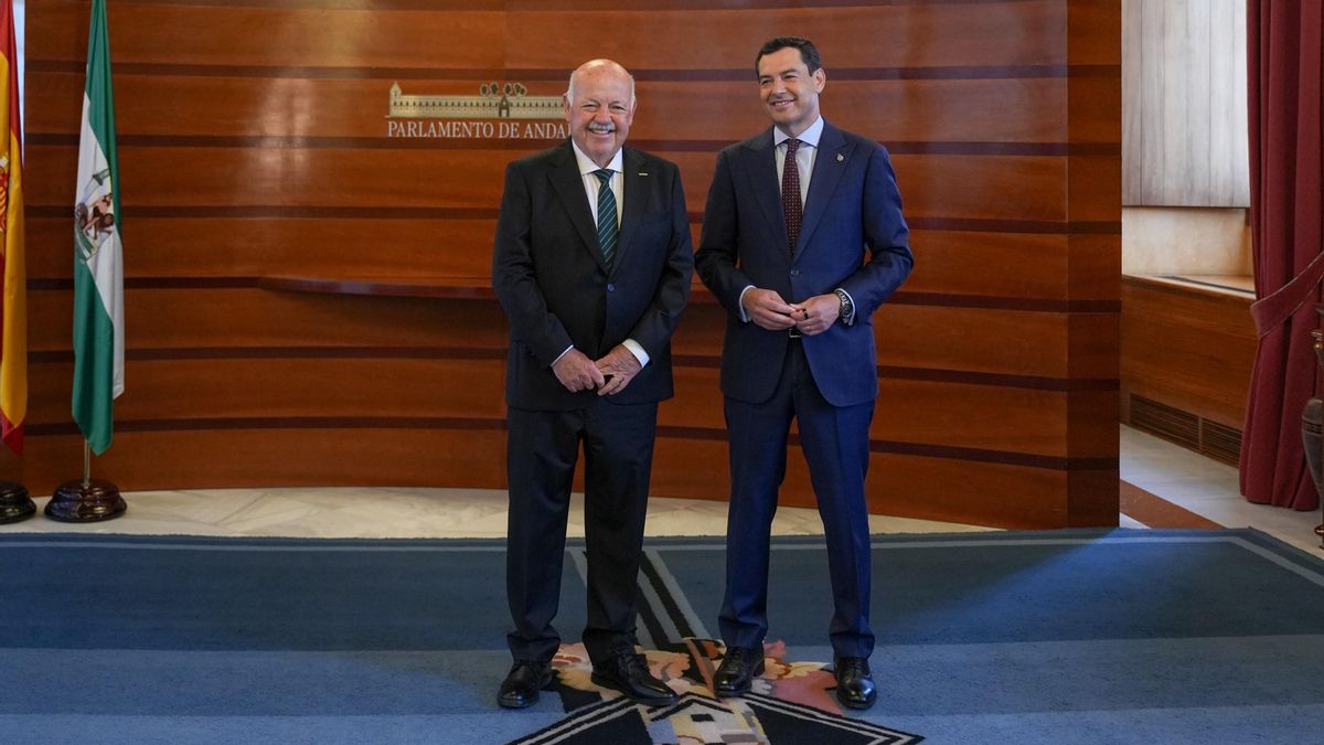El presidente del Parlamento de Andalucía, Jesús Aguirre (i), recibe al líder y candidato del PP-A a la reelección como presidente de la Junta, Juanma Moreno (d), en el marco de la ronda de contactos para la elección de candidato a la Presidencia de la Ju