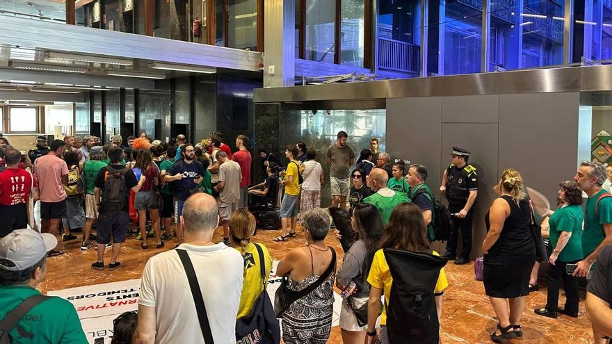 Los activistas por la vivienda ocupan el vestíbulo del Ayuntamiento de Barcelona por la falta de alojamientos de urgencia