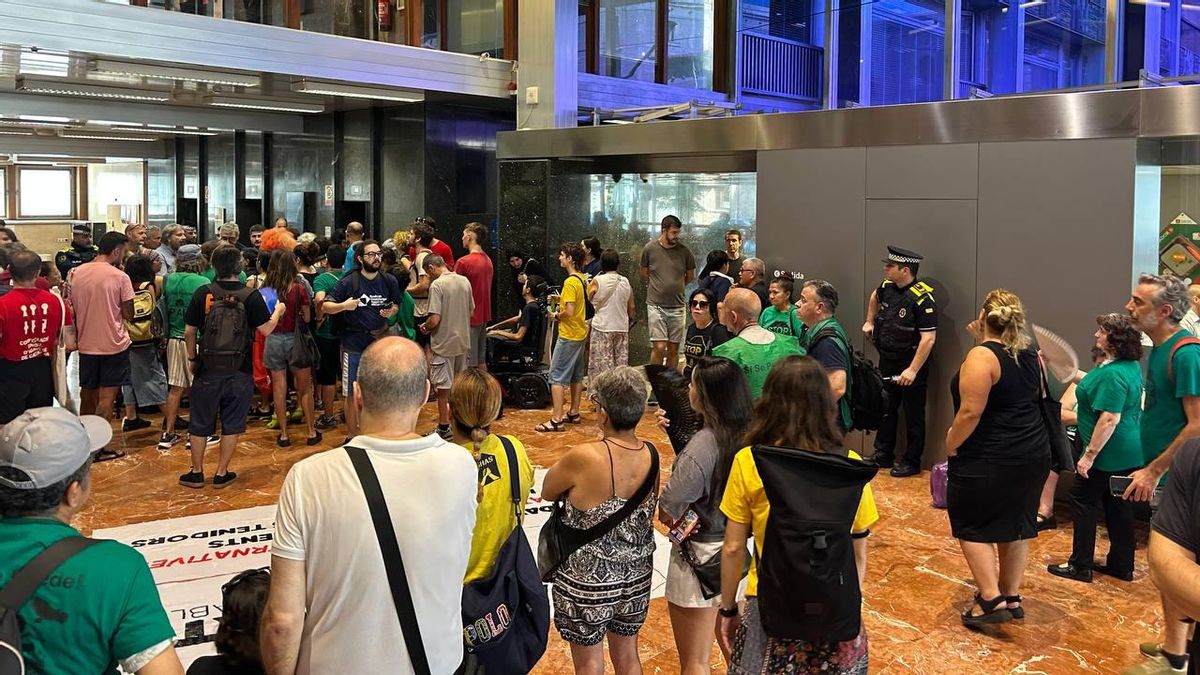 Los activistas por la vivienda ocupan el Ayuntamiento de Barcelona por la falta de alojamientos de urgencia