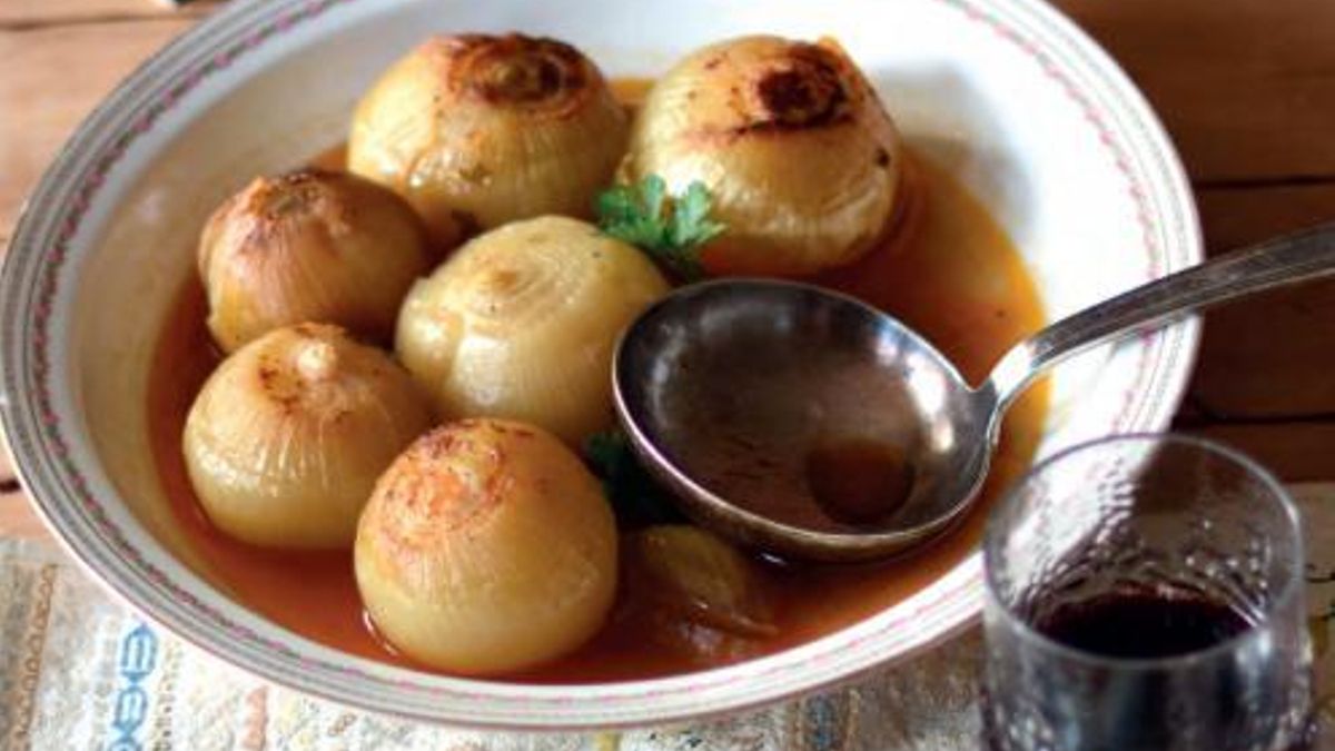 Receta de cebollas estofadas, un plato único sin proteínas ni hidratos, extraído del libro 'Recetas de guerra'