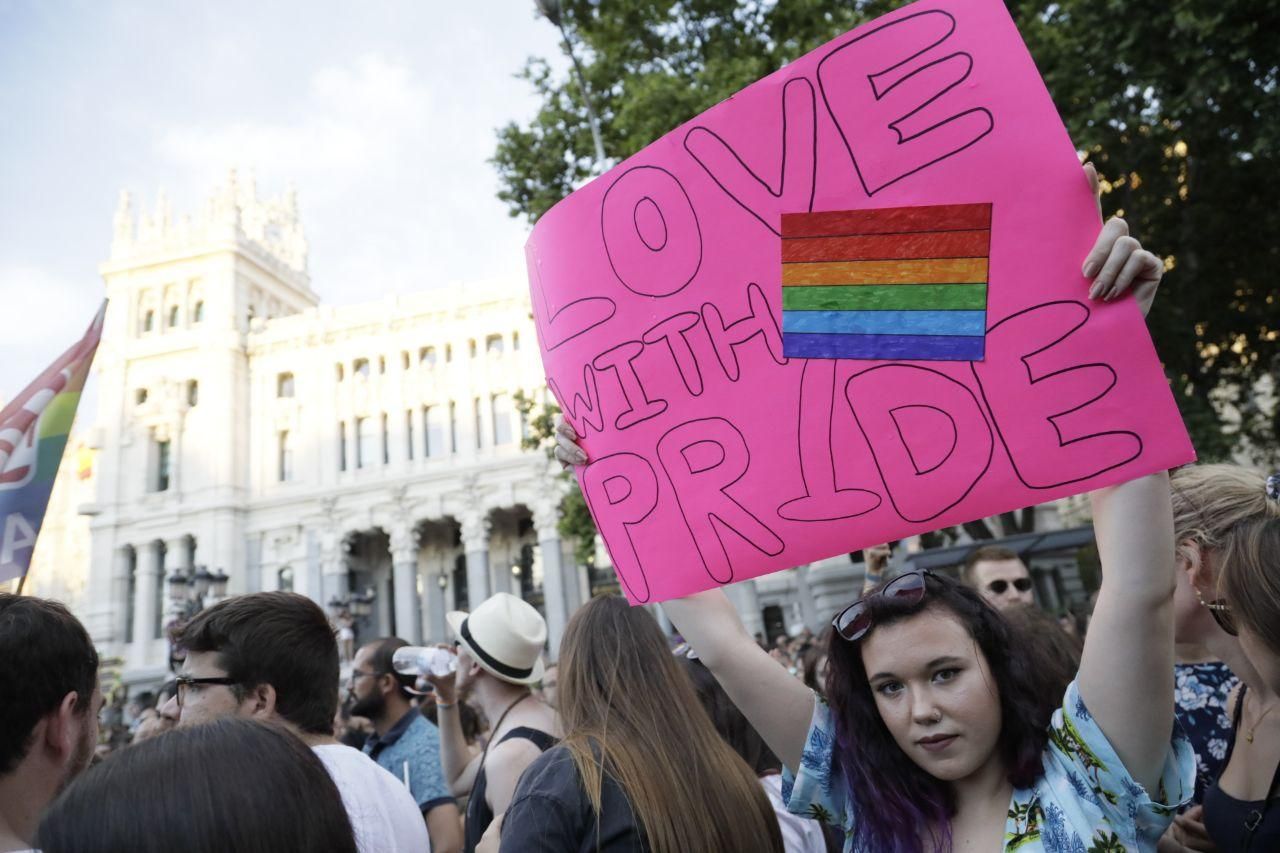 Una de las asistentes al Orgullo 2019 sostiene una pancarta que reza "Amor con orgullo" / Marian Leon