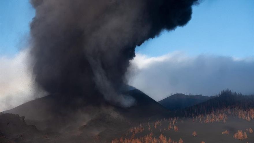 Detectada una nueva fisura a 100 metros del cono principal del volcán de La Palma, aunque sin carácter eruptivo