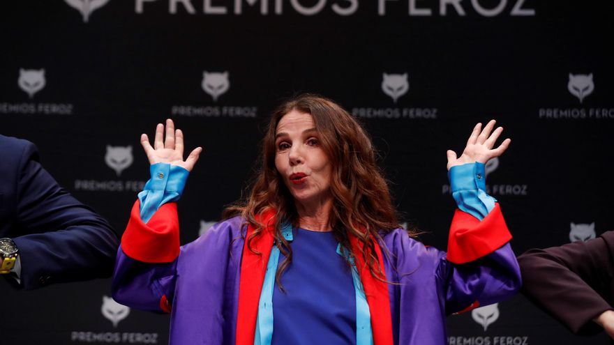 La actriz Victoria Abril posa para los reporteros durante la rueda de prensa convocada con motivo de la concesión a la actriz del Feroz de Honor 2021 de la Asociación de Informadores de Cine (AICE), este jueves en la localidad madrileña de Alcobendas. EFE/Emilio Naranjo
