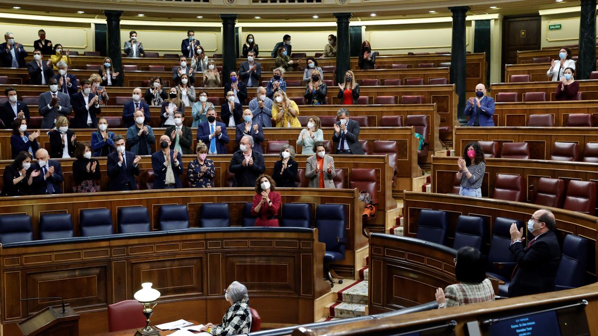 Aplausos en el Congreso después de aprobar definitivamente la ley que despenaliza la eutanasia. EFE/Zipi/Archivo