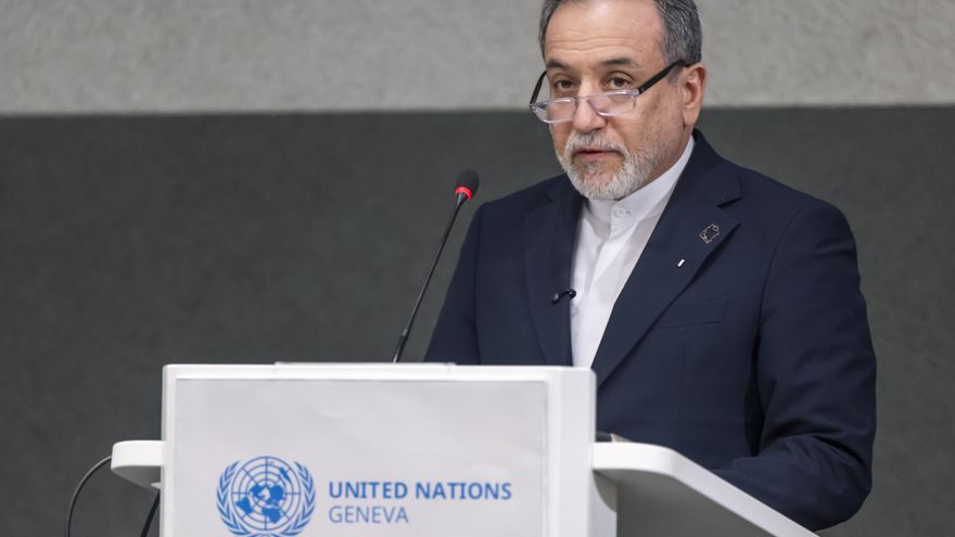 El ministro de Asuntos Exteriores de Irán, Abbas Araghchi, habla durante la Conferencia sobre Desarme en la sede europea de las Naciones Unidas en Ginebra, Suiza, 17 de febrero de 2026. (Suiza, Ginebra) EFE/EPA/MARTIAL TREZZINI
