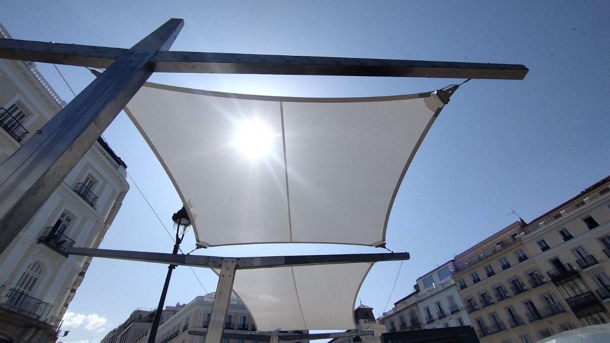 Imagen de los toldos recién instalados en Sol