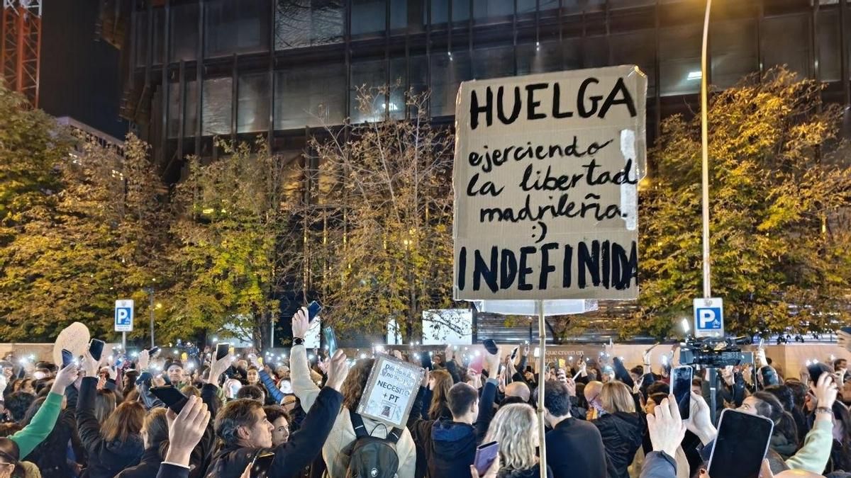 Cientos de profesores recorren de noche Madrid como protesta por la violencia policial: “Somos docentes, no delincuentes”