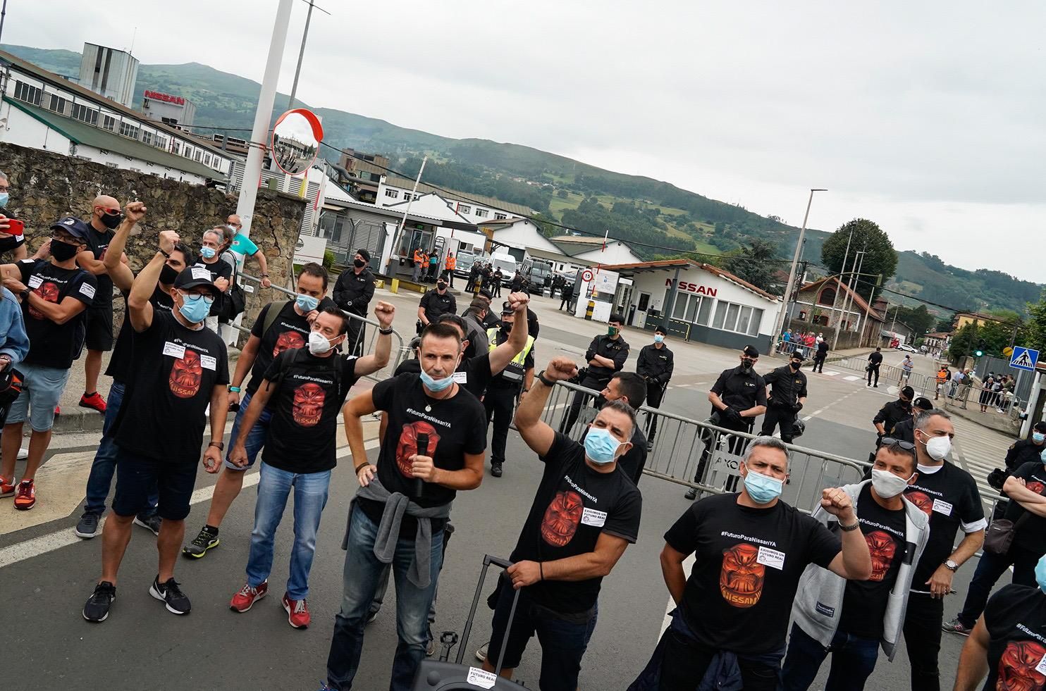 Trabajadores de Nissan en Barcelona se manifiestan en la fábrica de Los Corrales de Buelna. | JOAQUÍN GÓMEZ SASTRE
