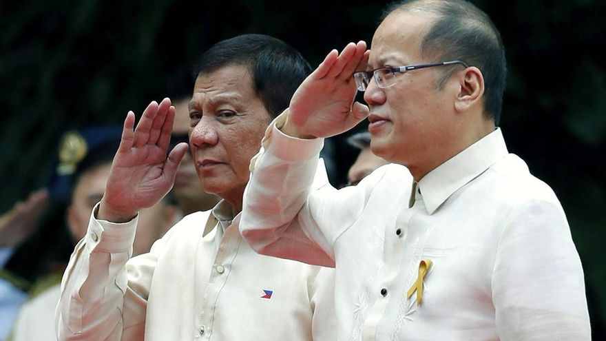 El presidente de Filipinas Rodrigo Duterte (2dch), junto al mandatario saliente Benigno Aquino III, durante la ceremonia en la que juró su cargo en el palacio de Malacañang, en la capital del país, el 30 de junio de 2016.EPA/FRANCIS R. MALASIG/Archivo