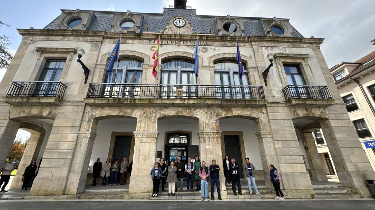 Minuto de silencio en el Ayuntamiento de Siero