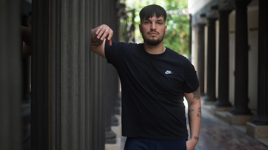 Ismael Fernández (21 años), que acaba de pasar de temporal a indefinido, posa en una calle del centro de Málaga.