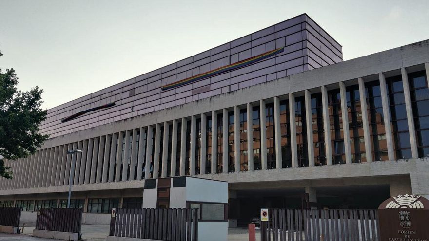 El PP de Castilla y León presume de bandera LGTBI en las redes mientras la prohíbe donde gobierna con Vox