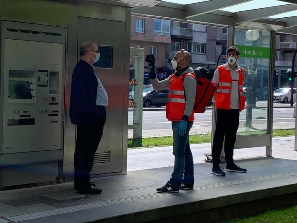 Toma de temperatura en una parada del tranvía de Vitoria