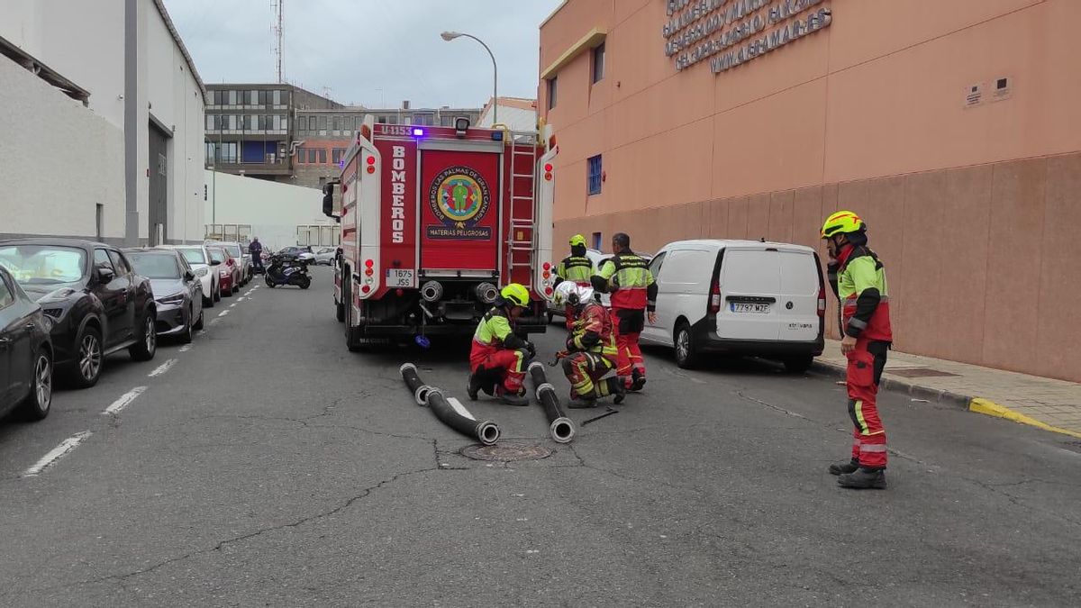 Bomberos actuando en el lugar del incidente, donde había un fuerte olor a gas proveniente del alcantarillado.