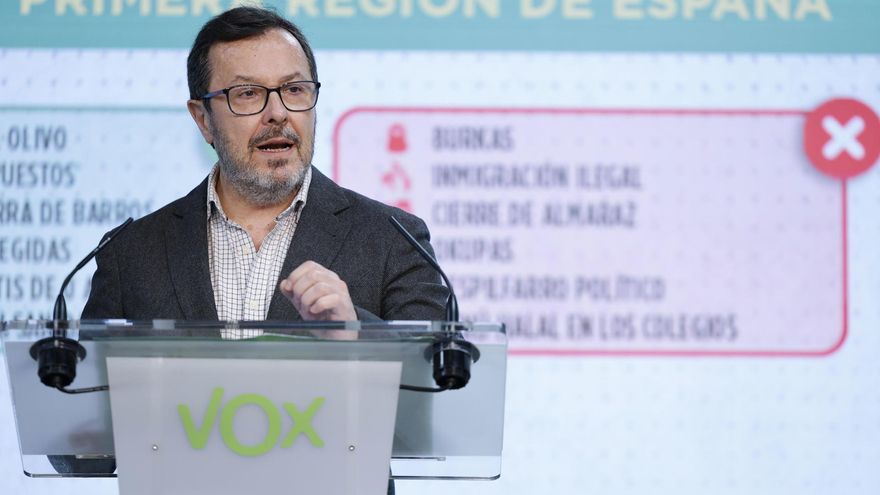 El portavoz de Vox, José Antonio Fúster, durante la rueda de prensa.