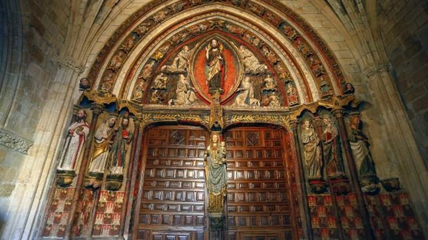 La portada de la Virgen del Dado conserva su policromía original.