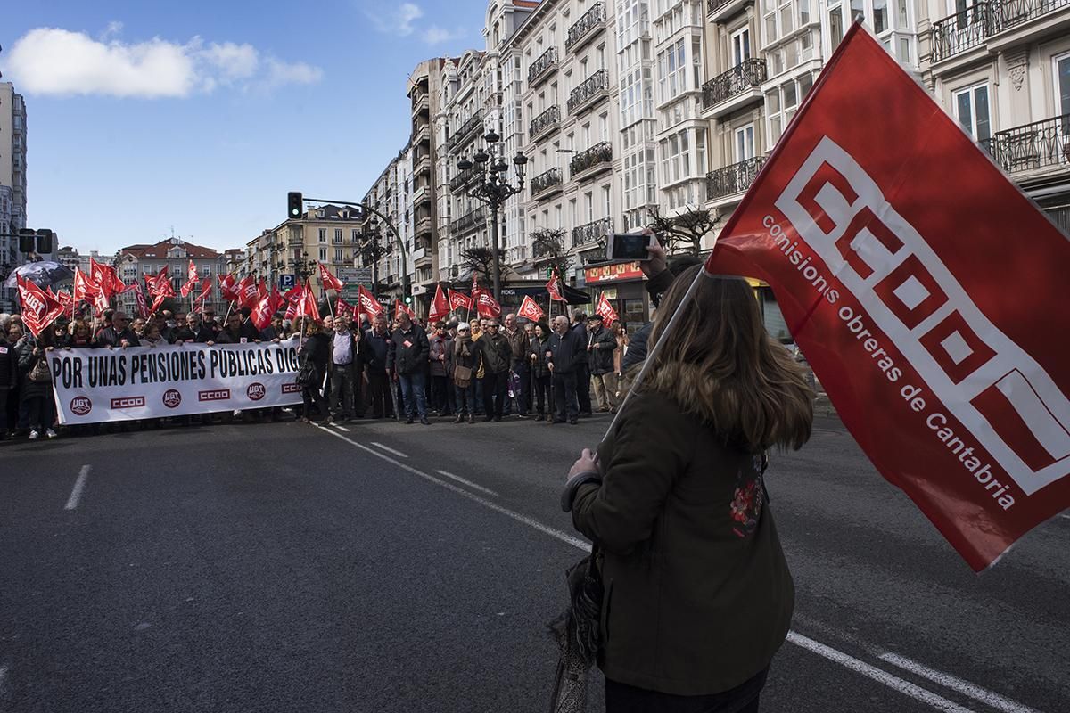 Marcha multitudinaria por las pensiones en Santander. | JOAQUÍN GÓMEZ SASTRE
