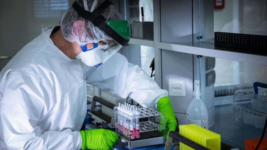 Un trabajador de un laboratorio trabaja para hallar una vacuna contra el coronavirus.