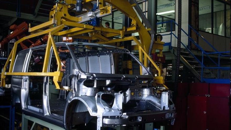 Las instalaciones de Mercedes, durante la fabricación de una furgoneta Vito de primera generación, fotografiada en 1998