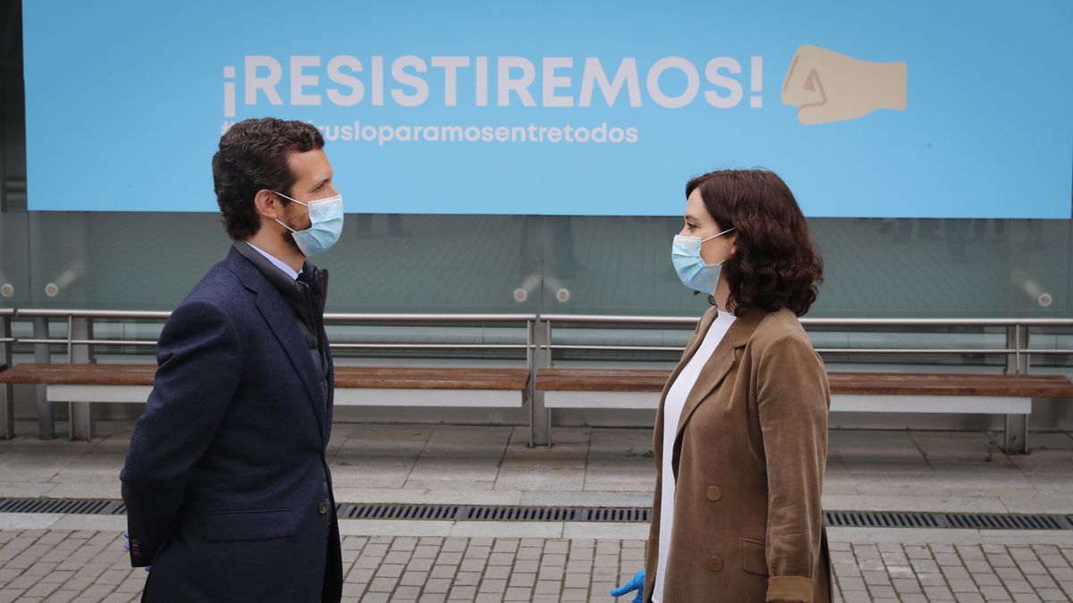 El líder del Partido Popular, Pablo Casado, junto a la presidenta de la Comunidad de Madrid, Isabel Díaz Ayuso. En Madrid, (España), a 16 de abril de 2020.