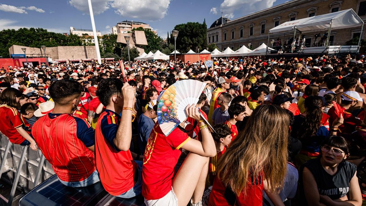 Centenares de aficionados con camisetas de la Roja el pasado lunes en Madrid ante una pantalla gigante para ver el debut contra Cabo Verde