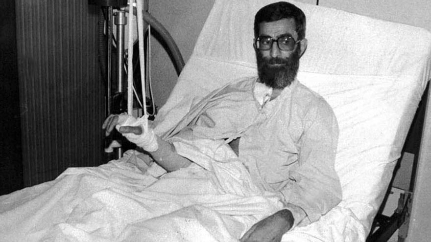 Jamenei ingresado en el hospital tras un intento de asesinato en 1981.