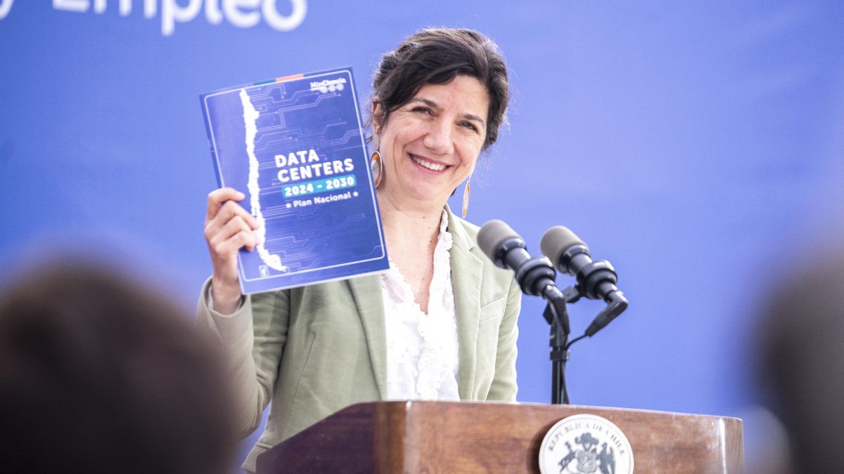 En diciembre de 2024 la entonces ministra de Ciencia, Tecnología, Innovación y Conocimiento, Aisén Etcheverry, lanzó el Plan Nacional de Data Centers en las instalaciones de Equinix.