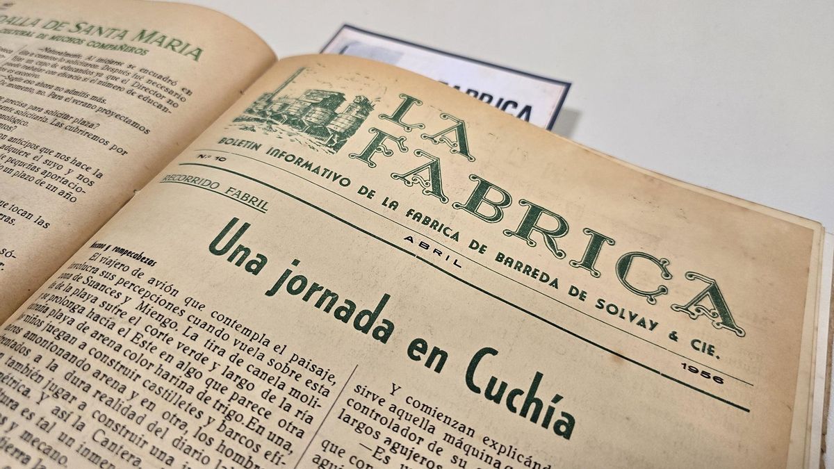 Un ejemplar de la antigua revista La Fábrica, publicación interna de la factoría Solvay.