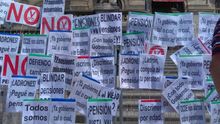 Los pensionistas 'decoran' el vallado del ayuntamiento bilbaíno en una de sus últimas protestas.