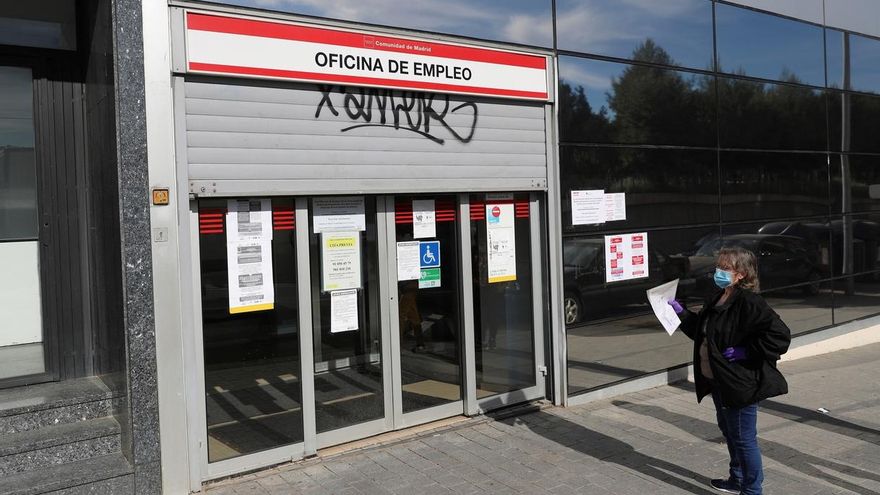 Una mujer espera ante una oficina de empleo en Madrid.