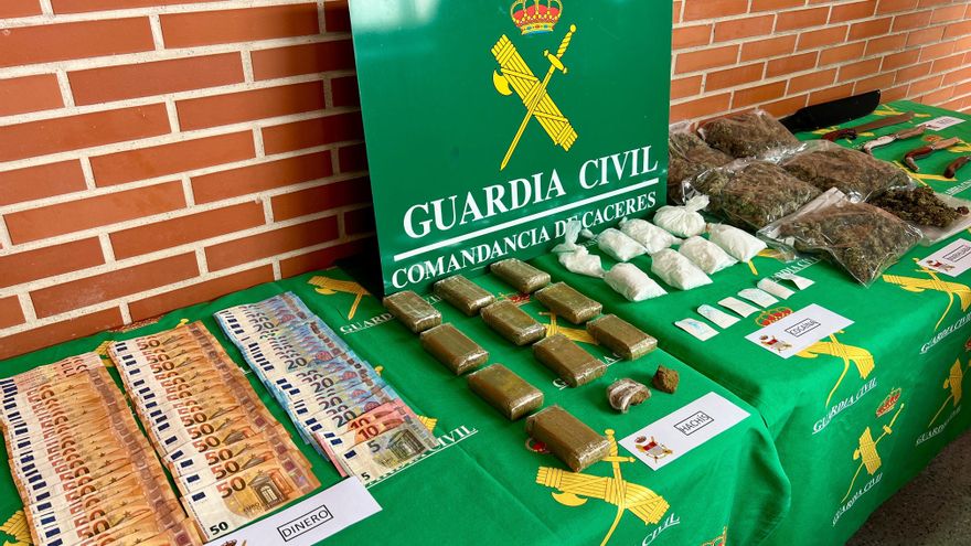 Cocaína, marihuana, hachís y billetes en dos viviendas de Malpartida de Cáceres