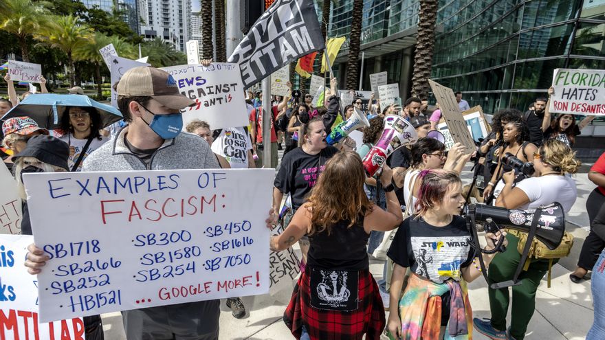 Un centenar de manifestantes en Miami llaman fascista y racista a DeSantis
