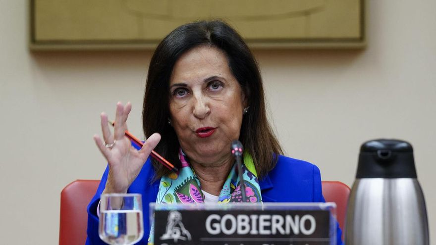 MADRID, 25/08/2026.- La titular de Defensa, Margarita Robles (c), comparece este martes en el Congreso para dar explicaciones sobre la situación en Ceuta, tras la entrada masiva de inmigrantes desde Marruecos a finales de julio.  EFE/ Borja Sánchez-Trillo