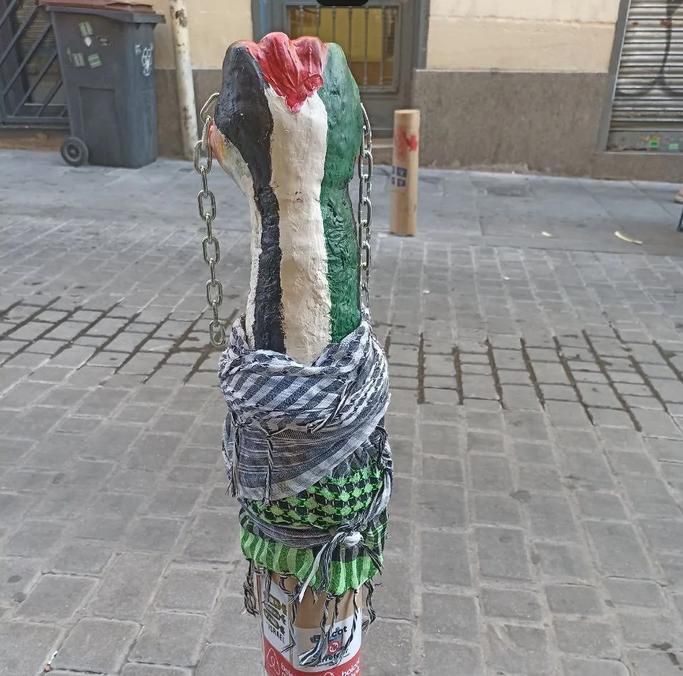Bolardo reivindicativo de la causa palestina en la edición anterior de "Bolardo voy, bolardo vengo"