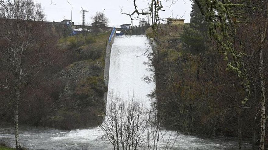 La lluvia y los deshielos mantienen todavía alertas por crecidas de ríos y balsas en carreteras de León
