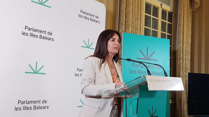 La portavoz parlamentaria de Vox, Manuela Cañadas, en rueda de prensa