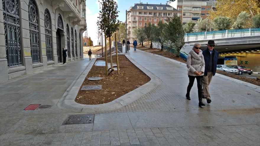 Dos alturas en el paso junto a la Real Compañía Asturiana de Minas