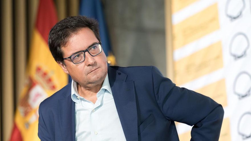 El ministro para la Transformación Digital y de la Función Pública, Óscar López, participa en un diálogo con el director del Festival Internacional de San Sebastián, José Luis Rebordinos, en el Ministerio para la Transformación Digital y de la Función Púb