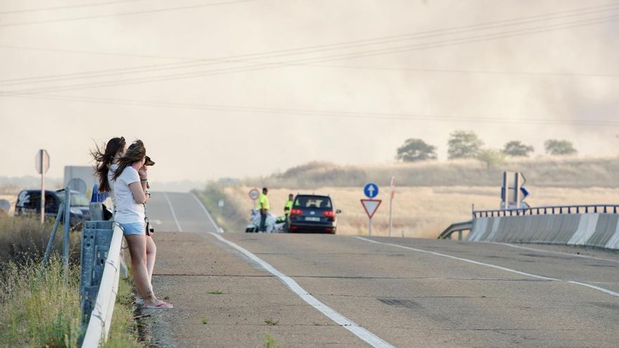 Un detenido por provocar el incendio de Castrillo de los Polvazares que arrasa ya más de 800 hectáreas