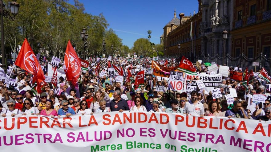 Las mareas blancas salen al rescate de la sanidad pública en Andalucía para frenar la deriva "privatizadora" de la Junta