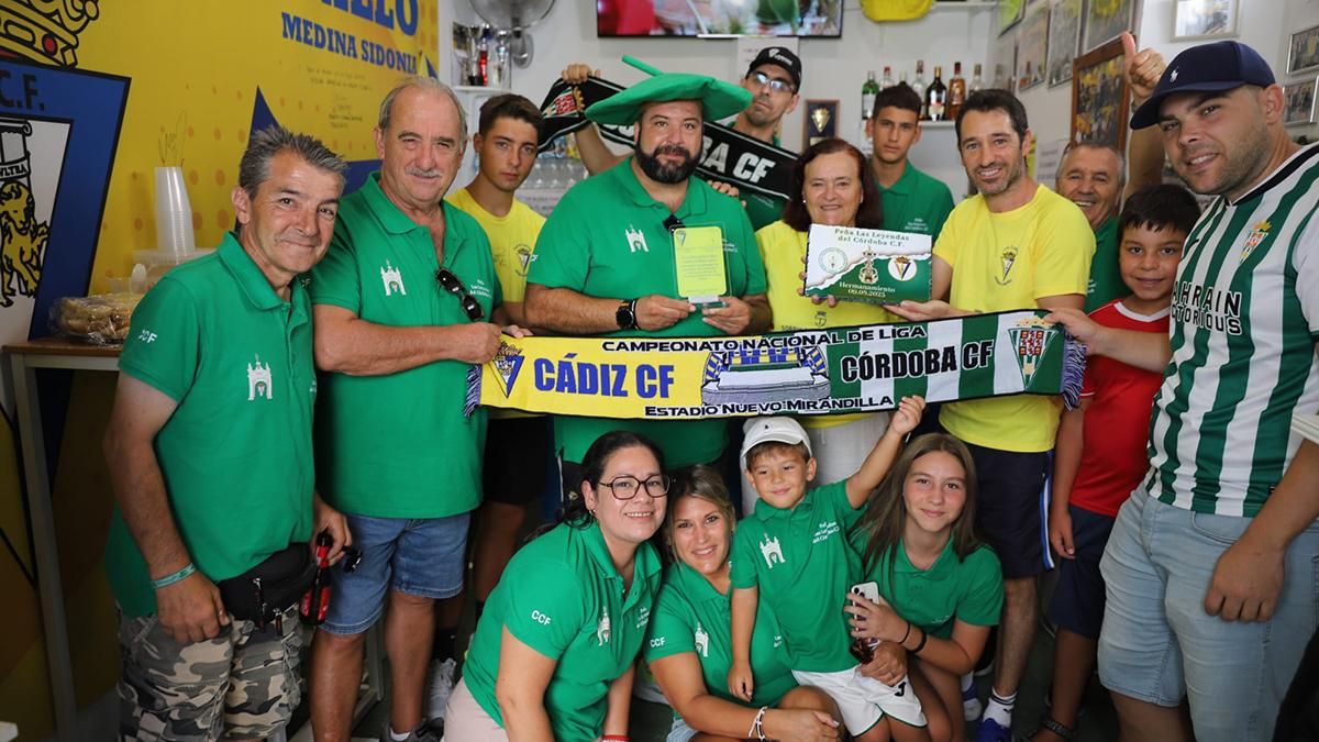 Hermanamiento entre la peña Los Tiesos y un colectivo del Cádiz CF.